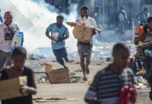 Papua Yeni Gine’de maaşlarının tamamını alamayan güvenlik güçleri ayaklandı