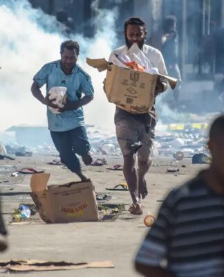 Papua Yeni Gine’de maaşlarının tamamını alamayan güvenlik güçleri ayaklandı