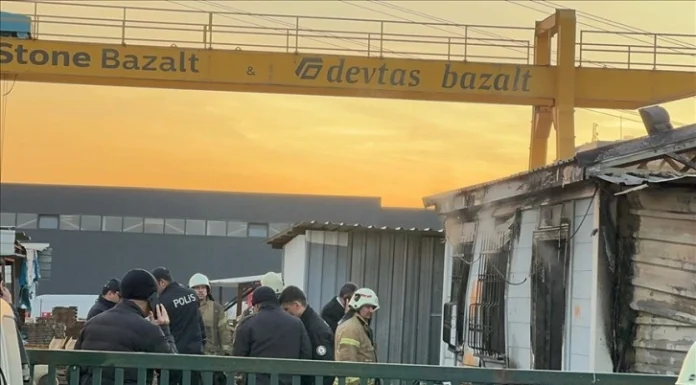 Sultanbeyli’de işçilerin kaldığı konteynerde çıkan yangında 3 genç işçi yaşamını yitirdi