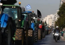 Yunanistanlı çiftçilerden Türkiye sınırında yol kapatma eylemi
