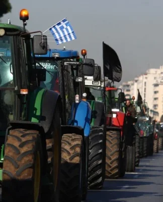 Yunanistanlı çiftçilerden Türkiye sınırında yol kapatma eylemi