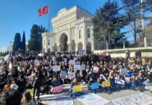 Kampüsler arası geçiş yasağı getirilen İstanbul Üniversitesi öğrencilerinden kitlesel eylem: “Bu kapı sadece bize mi kapalı?”
