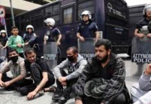 Yunanistan’da kötü koşullarda yaşayan göçmenler eylem yaptı: Polis, eylemcilere saldırdı