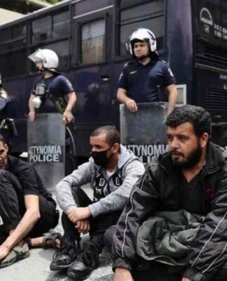 Yunanistan’da kötü koşullarda yaşayan göçmenler eylem yaptı: Polis, eylemcilere saldırdı