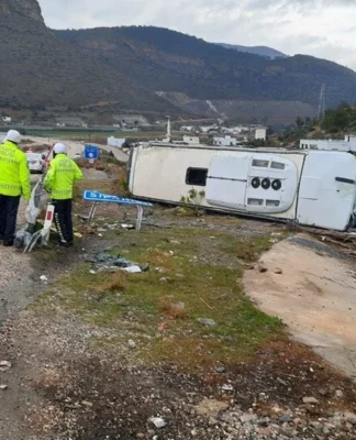 Akkuyu NGS şantiyesinde çalışan işçileri taşıyan servis devrildi: 23 yaralı