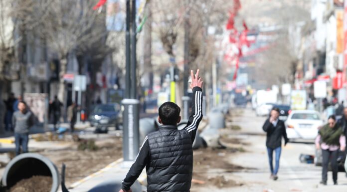 AKP Van’a kayyum atıyor: Yüzde 55 oy alan DEM’li Abdullah Zeydan kazandı, yüzde 27 oy alan AKP’li Abdulhat Arvas’a mazbata veriliyor