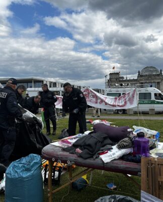 Alman polisi yine Filistin dayanışma kampında toplanan insanlara saldırdı