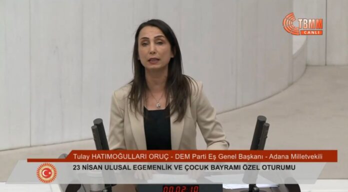 DEM Parti Eş Genel Başkanı Tülay Hatimoğulları mecliste AKP’nin yeni anayasa tartışmasına yanıt verdi: “Gelin yamalı 12 Eylül darbe anayasasından hep birlikte kurtulalım”
