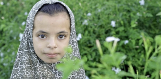 BBC’nin araştırması milyarlarca dolarlık kozmetik sektörünün ardındaki sömürü ve çocuk işçi gerçekliğini gözler önüne seriyor