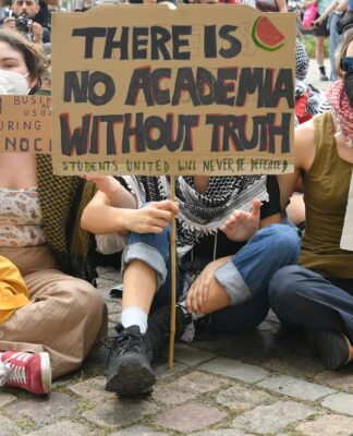 Almanya’da Filistin tartışmaları büyüyor: Üniversitelerde polis tarafından şiddet gören öğrencilerine sahip çıkan akademisyenler hedef gösterildi