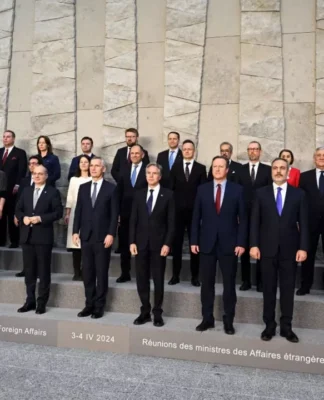 NATO dışişleri bakanları Ukrayna’nın NATO silahlarını Rusya’ya saldırmak için kullanabilmesini görüşüyor