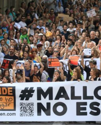 Mallorca Adası’nda binlerce kişi kitle turizmine karşı eylem yaptı