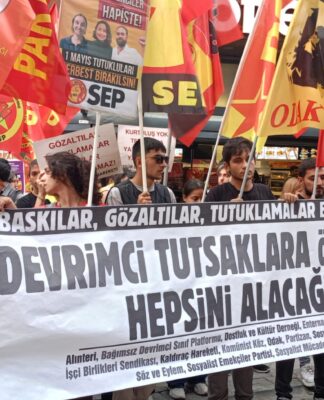 İzmir’de 1 Mayıs’tan bu yana çeşitli sebeplerle tutuklanan devrimcilerin serbest bırakılması için eylem düzenlendi