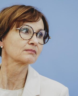 Almanya Eğitim Bakanı Stark-Watzinger’in akademik özgürlüğü ihlal ettiği iddialarıyla ilgili suçlamaların ardından devlet sekreterini görevden aldı