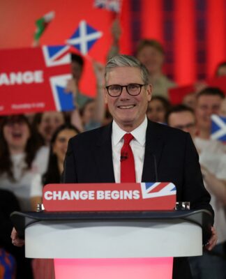 İngiltere’de İşçi Partisi seçimleri büyük farkla kazandı, bağımsız aday Corbyn de milletvekili seçildi