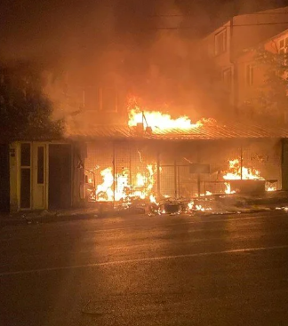 Kayseri’de 5 yaşındaki bir çocuğun taciz edilmesi sonrasında Suriyelilere saldırılar başladı: Dükkanları yakıldı, araçları tahrip edildi