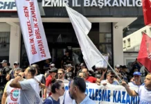 İzmir Büyükşehir Belediyesi’ne bağlı çalışan kamu emekçileri tüm gün iş bıraktı