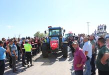 Domates üreticileri Bursa-Balıkesir kara yolunu trafiğe kapattı