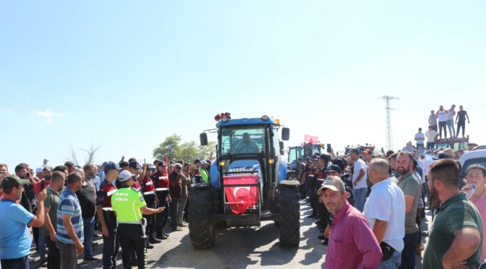 Domates üreticileri Bursa-Balıkesir kara yolunu trafiğe kapattı