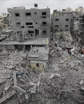 İsrail’in Gazze’de insanların sığındığı okula düzenlediği saldırıda 100 kişi hayatını kaybetti