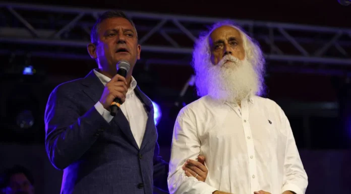 Özgür Özel’den MHP’lilerin saldırısına uğrayan Suavi’ye destek