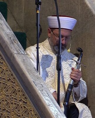 Halka “şükretmesi” gerektiğini öğütleyen Diyanet İşleri Başkanı Ali Erbaş’ın hayatı “dünyada cenneti yaşıyor” dedirtecek cinsten!
