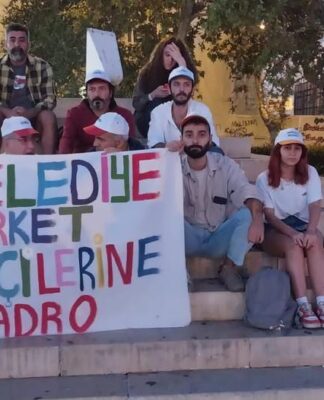 Belediye işçileri, Kadıköy’de yaptıkları oturma eylemiyle kadrolu ve güvenceli çalışma haklarını istediler