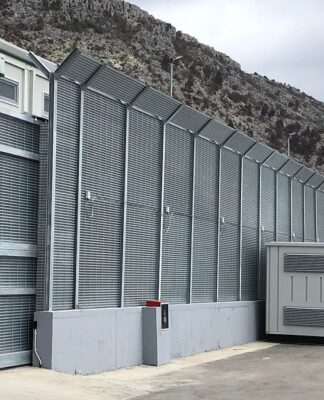 İtalya, “yeni bir Guantanamo” olacağı nedeniyle tepki alan Arnavutluk’taki göçmen toplama kampını açtı