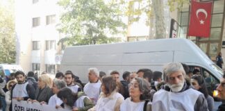 Bebekleri katleden sağlık politikalarına karşı “Hakkımı Ver” kampanyası bileşenleri bugün İstanbul İl Sağlık Müdürlüğü önünde eylem yaptı