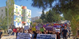 Katledilen kadınlar için Dokuz Eylül Üniversitesi öğrencileri eylem düzenledi