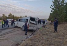 Tarım emekçilerini taşıyan otobüs devrildi: İki işçi yaşamını yitirdi