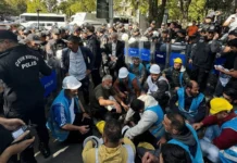 Fernas işçilerine yine polis saldırdı: 1 işçi yaralandı