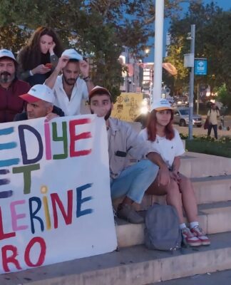 Belediye işçileri sefalete karşı güvenceli çalışma hakları için Kadıköy’de düzenledikleri oturma eylemine devam ediyorlar
