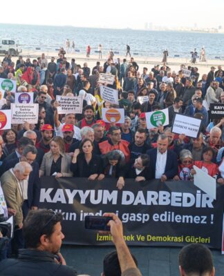 İzmir Emek ve Demokrasi Güçleri’nden kayyımlara karşı Gündoğdu Meydanı’nda eylem: “Kayyum Darbedir”