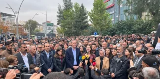 Kayyumcu zihniyete karşı direnen DEM Parti, haftalık grup toplantısını Mardin Büyükşehir Belediyesi önünde gerçekleştirdi