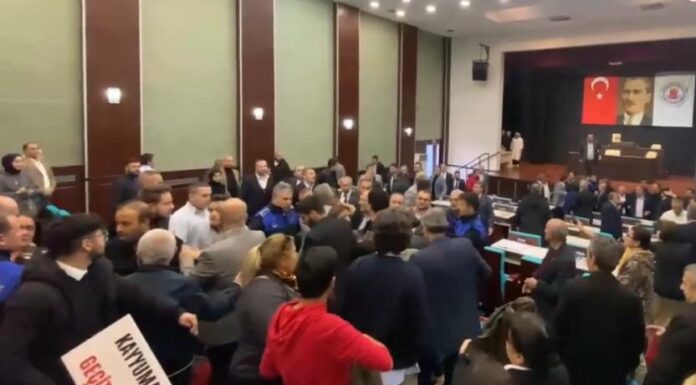 AKP’li Kağıthane Belediyesi’nde CHP’lilere kayyum saldırısı: İki meclis üyesi hastaneye kaldırıldı