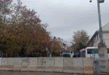 Tunceli Belediyesi’nin yeni kayyumu belediye binasını beton bariyerlerle kapattı