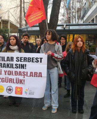 Polis operasyonuyla gözaltına alınan ESP ve SGDF’liler ile Ankara’da dayanışma eylemi