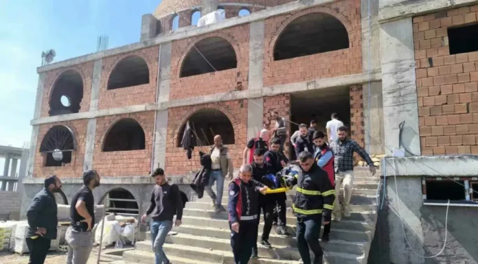 Nusaybin’de iki işçi iskeleden düşerek yaralandı