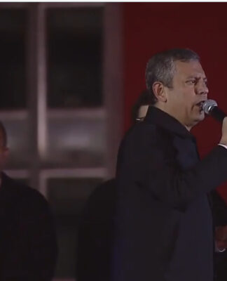 Özgür Özel, Saraçhane’den duyurdu: “İstanbul’da hapishanelerde yer kalmadı, 2 gazeteciyi Vatan emniyete geri götürdüler”