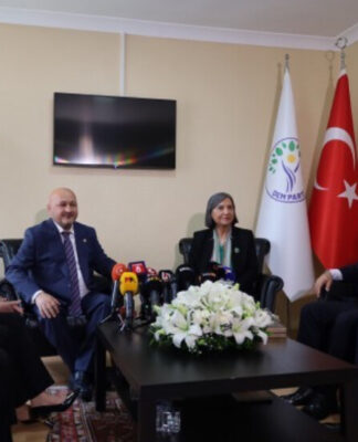 AKP ve DEM Parti Heyetleri On Yıl Aradan Sonra Bayramlaşma Gerçekleştirdi