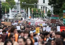İspanya’nın birçok kentinde konut krizi protestosu
