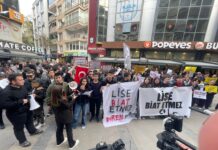 Alsancak’ta Liseli ve Üniversiteli Öğrencilerden Protesto