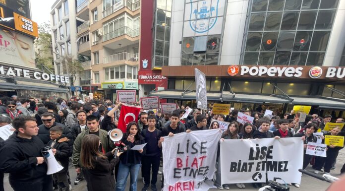 Alsancak’ta Liseli ve Üniversiteli Öğrencilerden Protesto