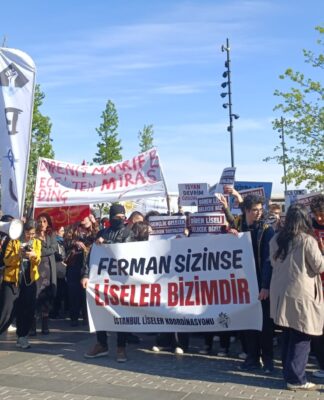 Liseli Öğrencilerden Beşiktaş Meydanı’nda “Öğretmenime Dokunma” Eylemi