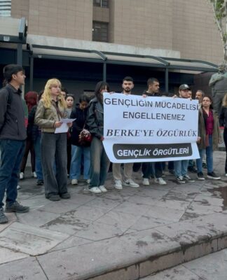 İzmir’de tutuklanan arkadaşımız Berke Bozkurt için adliye önünde eylem