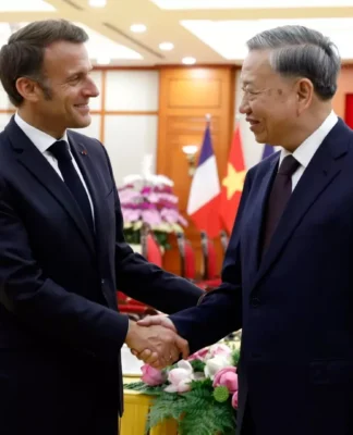 Macron, Güneydoğu Asya turunun ilk durağı Vietnam’da Airbus anlaşması imzaladı