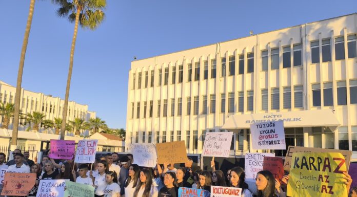 Kıbrıs’ta öğrenciler ve veliler geçtiğimiz günlerde yaşanan kazaya karşı eylem gerçekleştirdi, polis ise eylemi engellemek istedi