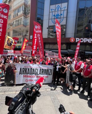 DİSK Genel-İş yöneticisi Deniz Şahin Gümüştekin ve Mine Bilir’in “Cumhurbaşkanına hakaret” iddiasıyla tutuklanması protesto edildi