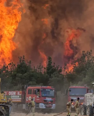 Tekirdağ-Çanakkale orman yangını: Otoyol ulaşıma kapandı, müdahale aralıksız sürüyor